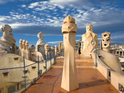 Turistas en la terraza de la Casa Milà, en Barcelona, obra maestra de Antonio Gaudí.