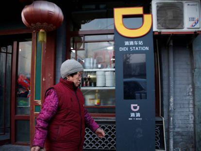 Una mujer pasa junto a una estación de DiDi, en Pekín. 