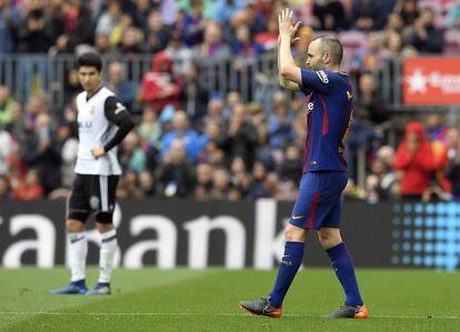 Iniesta se retira ovacionado del Camp Nou.