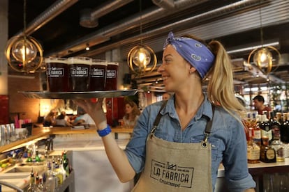 Interior de La Fábrica de Crzucampo, en el Soho de Málaga. 