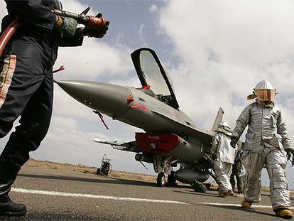 Un equipo de rescate simula la evacuación de emergencia de un piloto de un cazabombardero F-16.