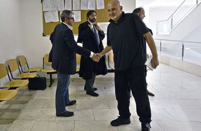 Reixa y Fasero se saludan durante el juicio por el despido del segundo por la SGAE.