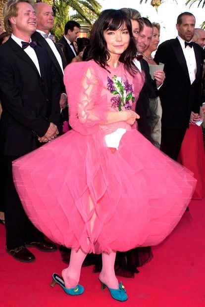 Uno de sus estilismos más edulcorados, durante la premiere de su película Dancer in the dark en el Festival de Cine de Cannes del año 2000. Marjan Pejoski (el mismo que diseñó su famoso vestido-cisne) es, una vez más, el responsable de uno de los vestidos más icónicos de la historia de Cannes.