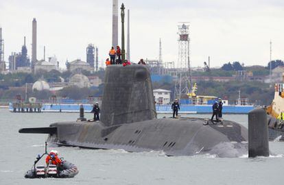 El submarino nuclear 'HMS Astute' zarpa del muelle de Southampton el 11 de abril.