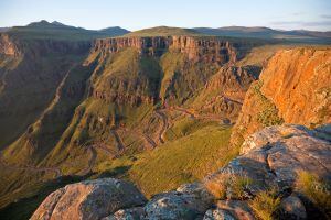 Vista del Sani Pass, en las montañas Drakensberg, paso fronterizo entre Sudáfrica y el pequeño reino de Lesotho.