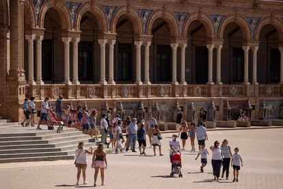 Turistas en la Plaza de España de Sevilla, el 3 de septiembre.