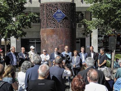 Acto de presentación de la placa en recuerdo del asesinato de Arturo Ruiz, en la plaza Santa María de Soledad Torres Acosta de Madrid.