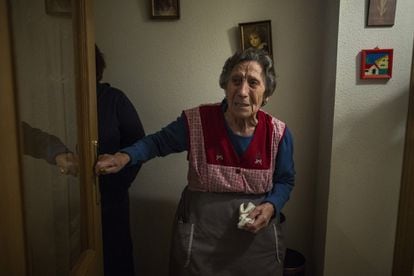 Carmen Martinez Ayuso reacciona al ver a la policía en su vivienda. Su nieto Luis Miguel y su mujer se hicieron cargo de la situación para intentar salvar la vivienda. Luis, el único hijo de Carmen, pidió 40.000 euros hace cuatro años.