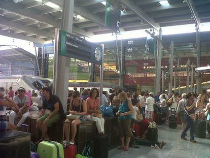 Los pasajeros del AVE de las cinco de la tarde esperan la salida del tren en los andenes.