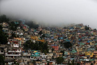 La ciutat de Port-au-Prince afectada per l'huracà Matthew que ara es dirigeix cap a Cuba i s'espera que arribi fins als Estats Units.