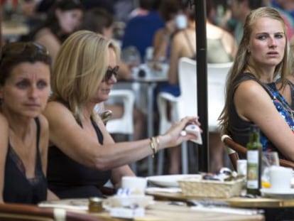 Turistas sentadas en una terraza en Valencia. 