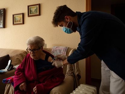 Enfermeros del CAP La Marina de Barcelona administran a domicilio la primera dosis de la vacuna a ciudadanos mayores de 80 años.