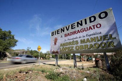 Un cartel da la bienvenida a López Obrador en Badiraguato. 