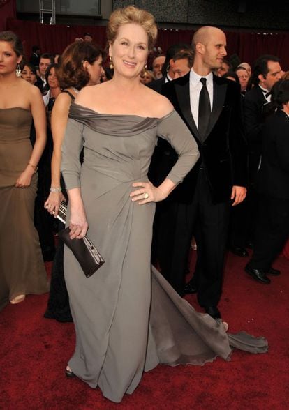 Candidata por la película 'Julie&Julia', Streep asistió a la gala de 2009 con un sobrio traje de la italiana Alberta Ferretti que, de nuevo, pone el énfasis en sus hombros.