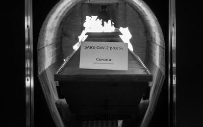 Una persona fallecida en un ataúd con la etiqueta "SARS-CoV-2 positivo - Corona" es incinerada en un horno crematorio en Alemania.