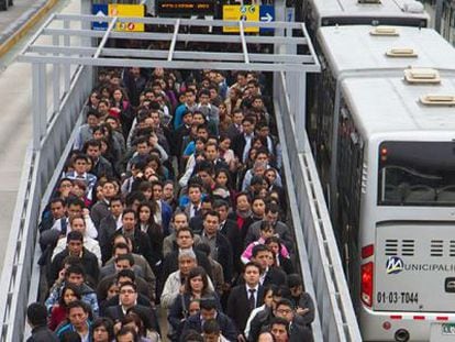 Usuarios hacen fila para usar el Metropolitano de Lima.