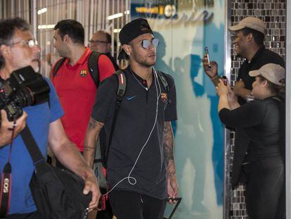 Neymar, en el aeropuerto de Newark en Nueva Jersey.