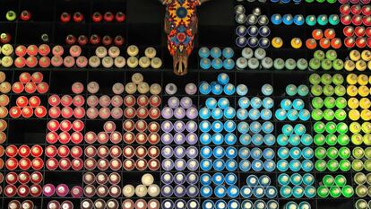 Numerosos colores expuestos en una tienda de pinturas de grafiti Montana Colors.