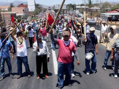Marcha de maestros en la autopista del Sol el pasado 4 de abril.