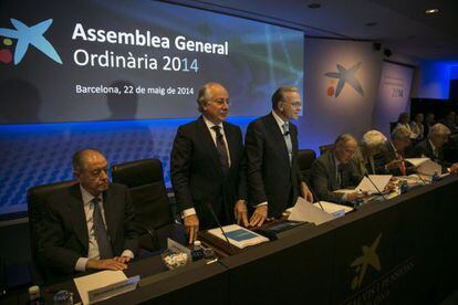 Mesa presidencial de la Asamblea de ayer con Juan Maria Nin, director general, e Isidro Fainé, presidente, de pie
