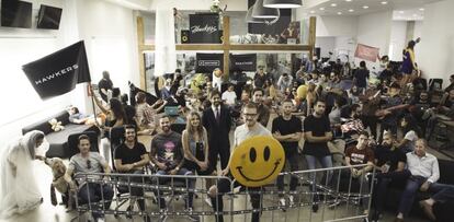 David Moreno, en pie, junto a parte del equipo que forma Hawkers.