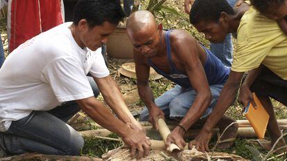 Un grupo de voluntarios ayuda en la construcción de un jardín, en Filipinas.