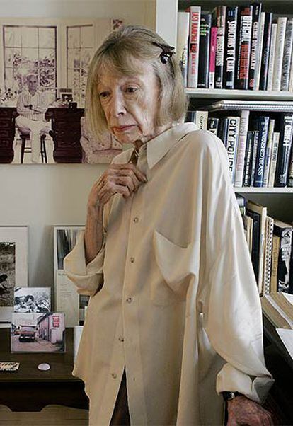 La escritora Joan Didion, en su apartamento de Nueva York. AP