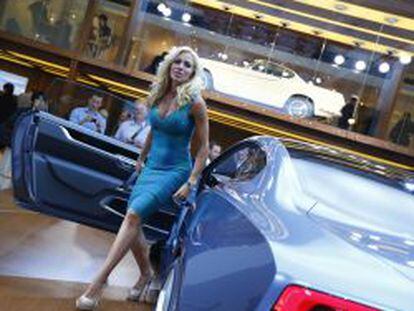 Sonya Kraus, presentadora de la televisión alemana, posa junto a un Volvo GT ayer en el Salón del Automóvil de Fráncfort.