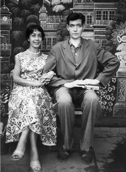 Aurora Bernárdez y Julio Cortázar, en un viaje a India en 1956.