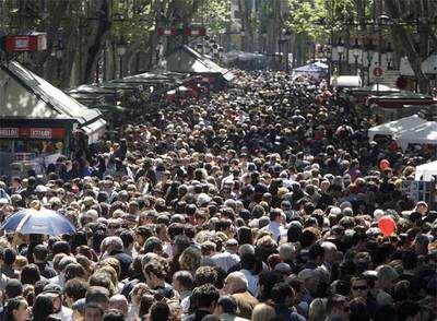 La Rambla de Barcelona se llenó ayer de rosas, libros y mucha mucha gente.