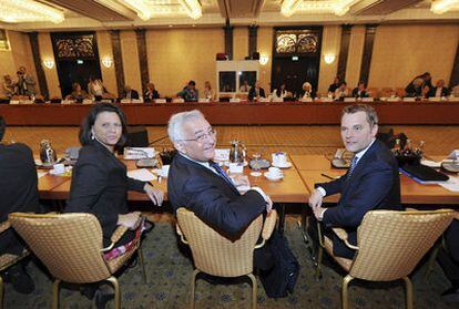 El comisario europeo de Sanidad, John Dalli, la ministra alemana de Consumo, Ilse Aigner, y su colega de Sanidad, Daniel Bahr (derecha), antes de una reunión hoy de los titulares de Sanidad y Consumo de los Estados federados alemanes en Berlín