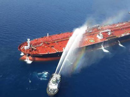 Un barco de rescate iraní intenta controlar el fuego a bordo del Fornt Altair, en el Golfo de Omán.