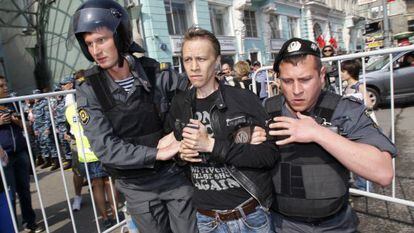 La polic&iacute;a detiene a un manifestante, el lunes en Mosc&uacute;.