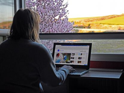 Una mujer teletrabaja desde un pueblo en la provincia de Segovia.