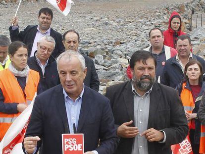 Pachi Vázquez (izquierda) y Caamaño, ayer en Baio (A Coruña). / A. IGLESIAS