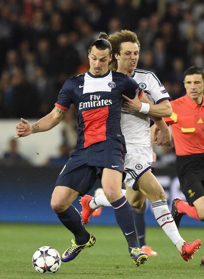 Zlatan Ibrahimovic trata de controlar la pelota durante el partido. 