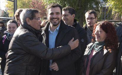 Alberto Garz&oacute;n, candidato de IU, durante su visita de hoy a Granada.