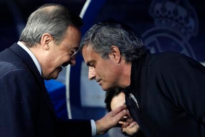 Florentino Pérez ha acudido al banquillo para saludar a a Mourinho.