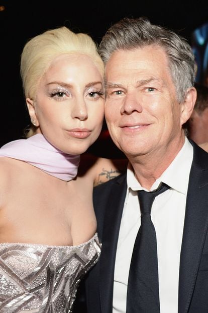 Lady Gaga posa con el productor musical David Foster en la fiesta de Elton John.