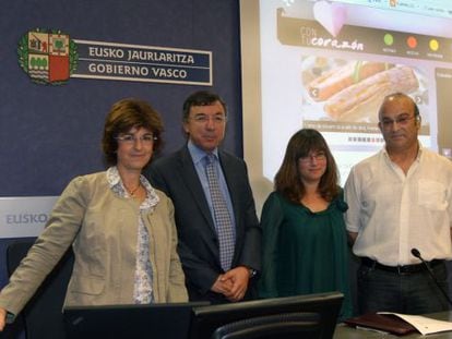 De izquierda a derecha, la cardióloga Nekane Murga; el director general de Osakidetza, Julián Pérez Gil; la médico Miriam Zulueta y el paciente Ángel Martínez