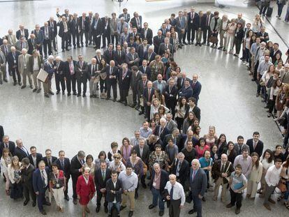 Los promotores, jurados, ganadores y representantes de la sociedad civil tras la lectura del manifiesto de los premios Rey Jaume I.