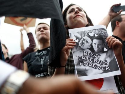 Manifestantes protestan la visita del supremacista Richard Spencer en la Universidad de Florida en 2017 con un meme de Hitler.