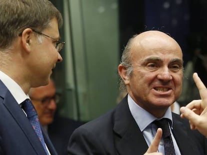 El ministro espa&ntilde;ol de Econom&iacute;a, Luis de Guindos, conversa con el comisario europeo de Asuntos Econ&oacute;micos, Pierre Moscovici.