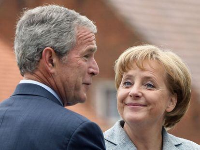 George W. Bush y Angela Merkel, durante la conferencia de prensa que dieron ayer en la localidad alemana de Meseberg.