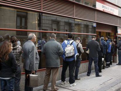 Cola en el exterior de una oficina del INEM en Madrid