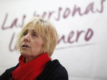 Pilar Baeza, candidata de Podemos a la alcaldía de Ávila. En vídeo, Baeza denuncia que sufre un linchamiento.