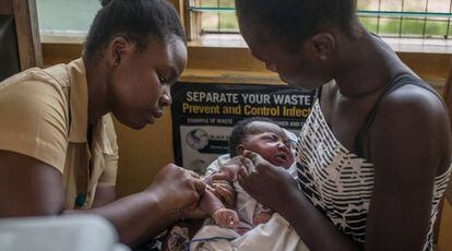 Una enfermera ghanesa del hospital de New Tafo inyecta a un bebé la nueva vacuna de la malaria que se empezó a probar en el país en mayo de 2019.