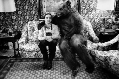 Autorretrato con 'Feroz', el oso de la película de Gutierrez Aragón.