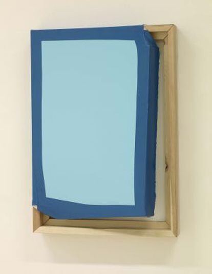 'Tight (Light blue / Turquoise)', 2014, de Ángela Cruz.
