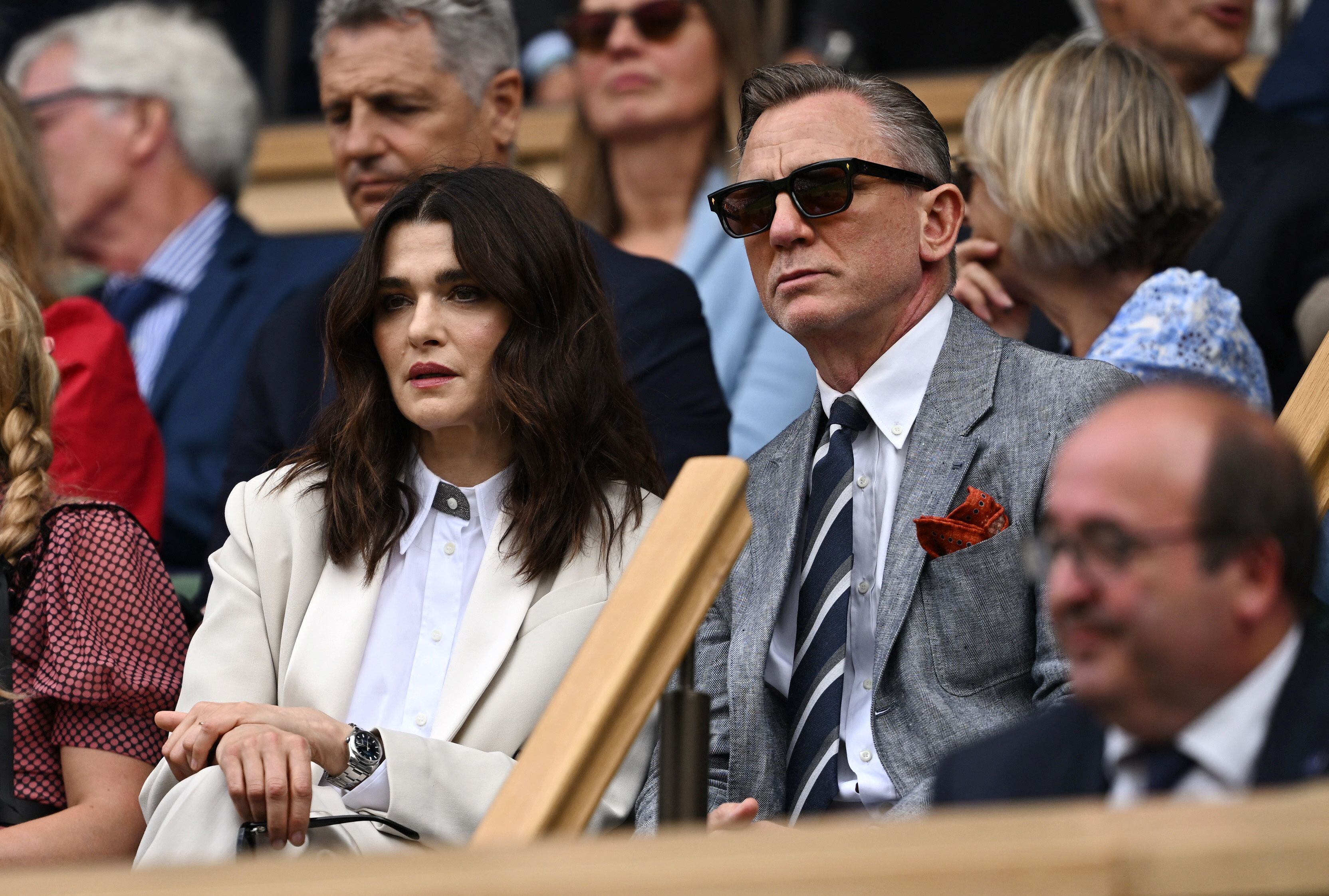 El actor Daniel Craig y la actriz Rachel Weisz fueron dos de los afortunados que vivieron la final entre Alcaraz y Djodjokovic en el palco real junto a los príncipes de Gales y el rey Felipe VI. El intérprete de James Bond fue nombrado en 2022 Compañero de la Orden de San Miguel y San Jorge por la reina Isabel II. 